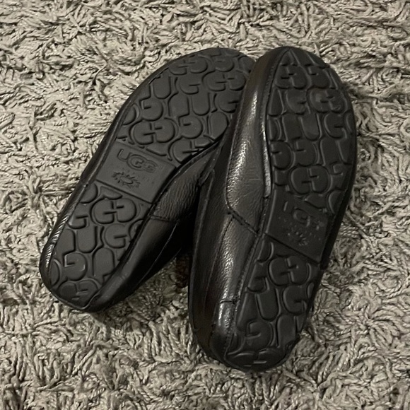 NEW UGG Black Leather Men’s Ascot Leather Slipper main image 2